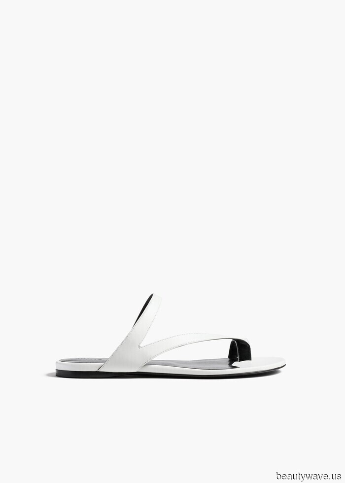 Selena hat ihre Jeans von Winter auf Frühling mit diesem schicken Sandalen-Trend umgewandelt (Nein, keine Flip-Flops).