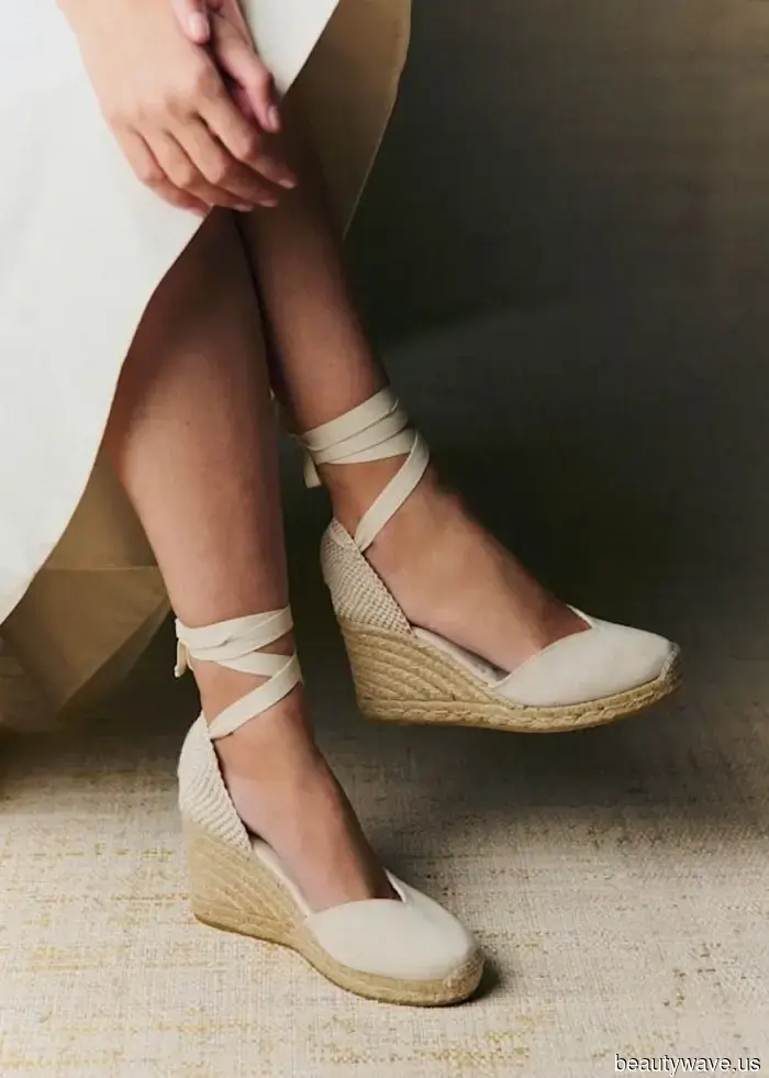 Black heels are acceptable, but Italian and French women understand that these colors complement white dresses more effectively.
