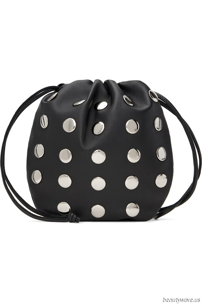 More Stylish Than a Shoulder Bag, More Laid-Back Than a Clutch—The Bag Trend That Only Fashionable Individuals Are Aware Of