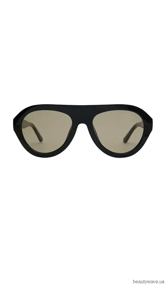 Forget about fleeces and hoodies—this is the must-have jacket for pairing with plain leggings.