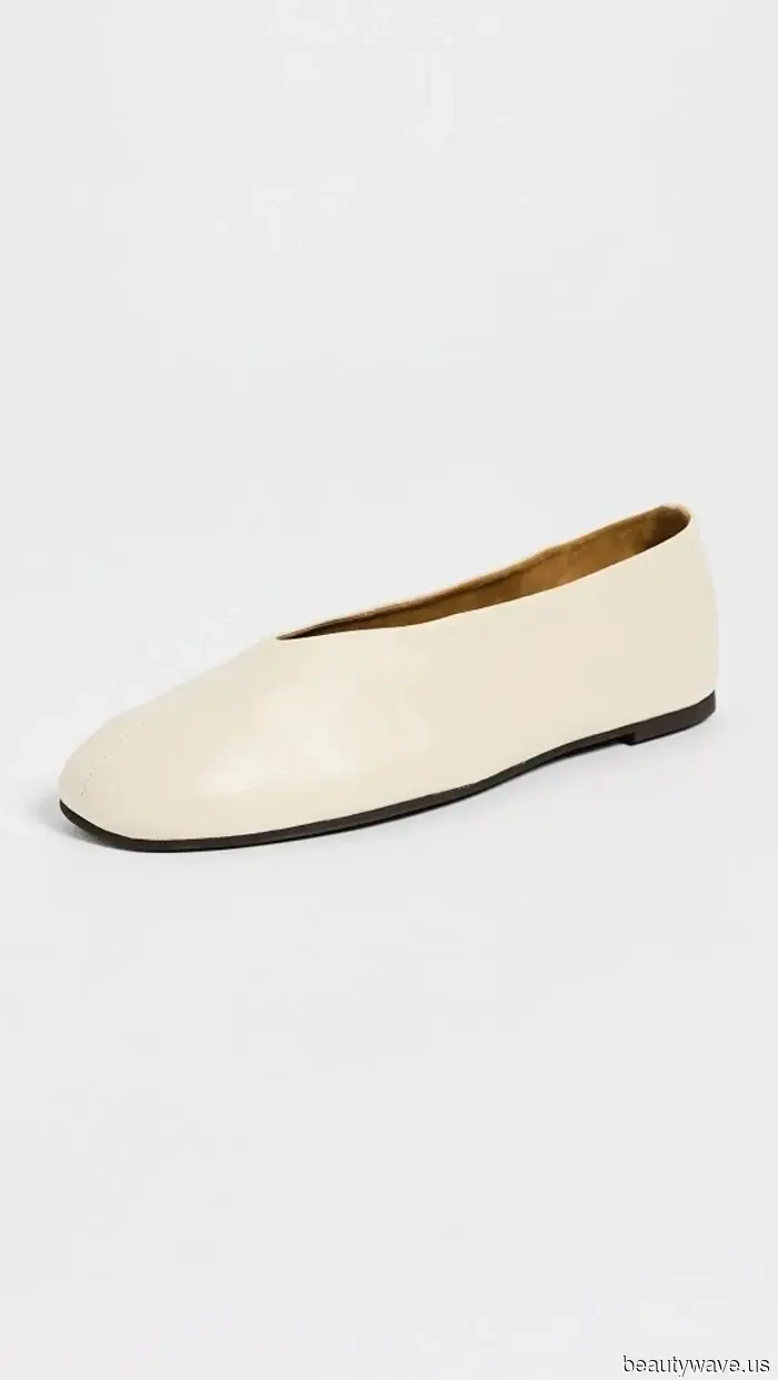 Jean shorts appear far from "outdated" when paired with this essential trend and the must-have flats for summer 2026.