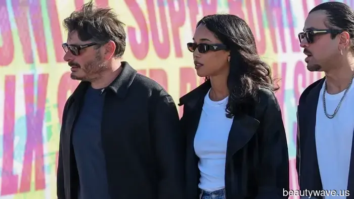 High-rise jeans are making a comeback—here’s how to style them in 2026.