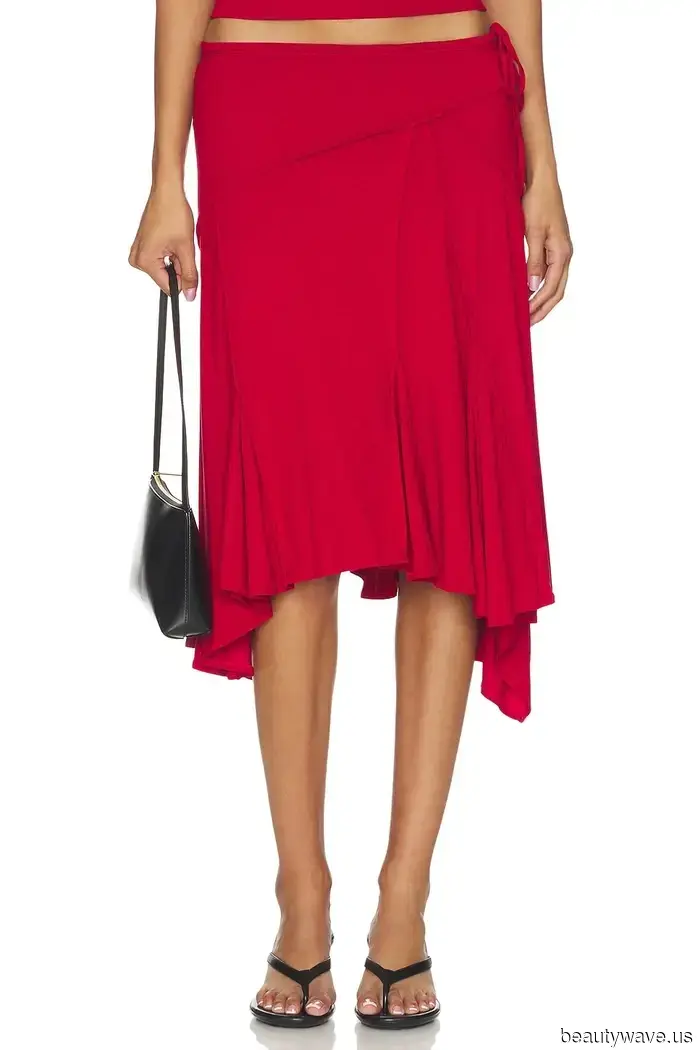 Everyone in NYC is currently sporting this once-outdated skirt trend paired with simple summer outfits.