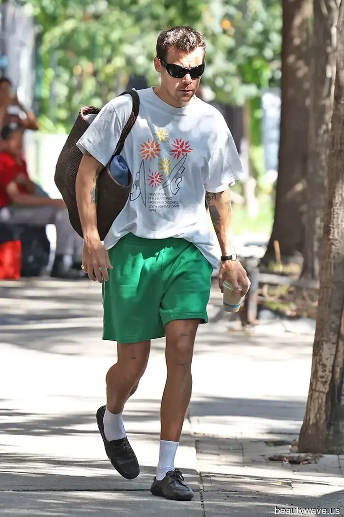 Tieni le Sneakers&mdash;Questa è la tendenza delle scarpe basse autunnali da indossare con i pantaloni corti a partire da ora