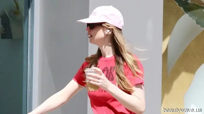 Olvídate de las chanclas&mdash;los millennials más elegantes de NYC están usando esta tendencia de sandalias anticuadas con pantalones.