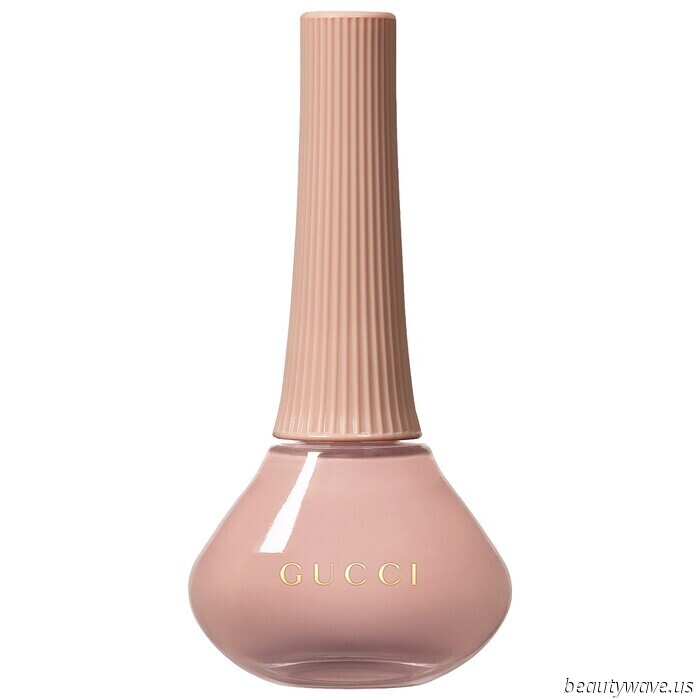 Según las Manicuristas Famosas (y Hailey Bieber), las Uñas de "Servicio Suave" Se están Apoderando del Verano de 2025