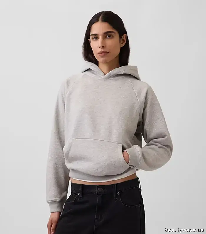 Il modo da ragazza cool per indossare i pantaloni eleganti è con questo basic e queste scarpe.