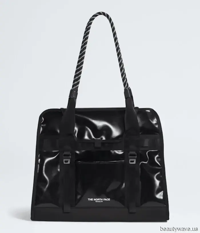 Jennifer Aniston's 1999 airport outfit formula continues to be favored by the most stylish travelers at LAX, CPH, and CDG.