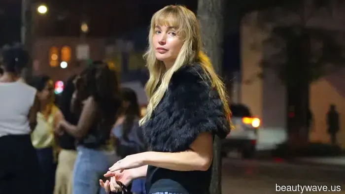 Il trucco che le persone della moda di New York stanno usando per rendere gli outfit "noiosi" di jeans e t-shirt chic questo autunno