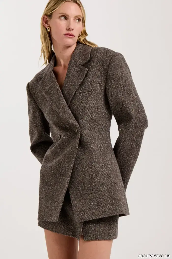 I never expected denim capris to return, but Alexa Chung has just shown me otherwise in Paris.