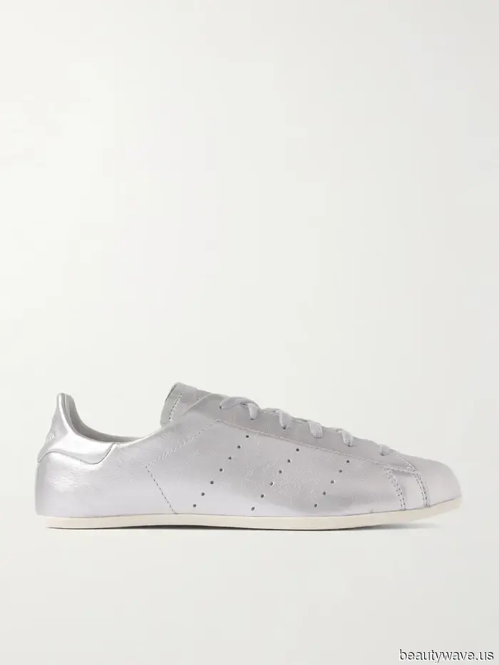 Wenn weiße Turnschuhe mit Leggings langweilig aussehen, probiere Dakota Johnsons alternative Formel aus.