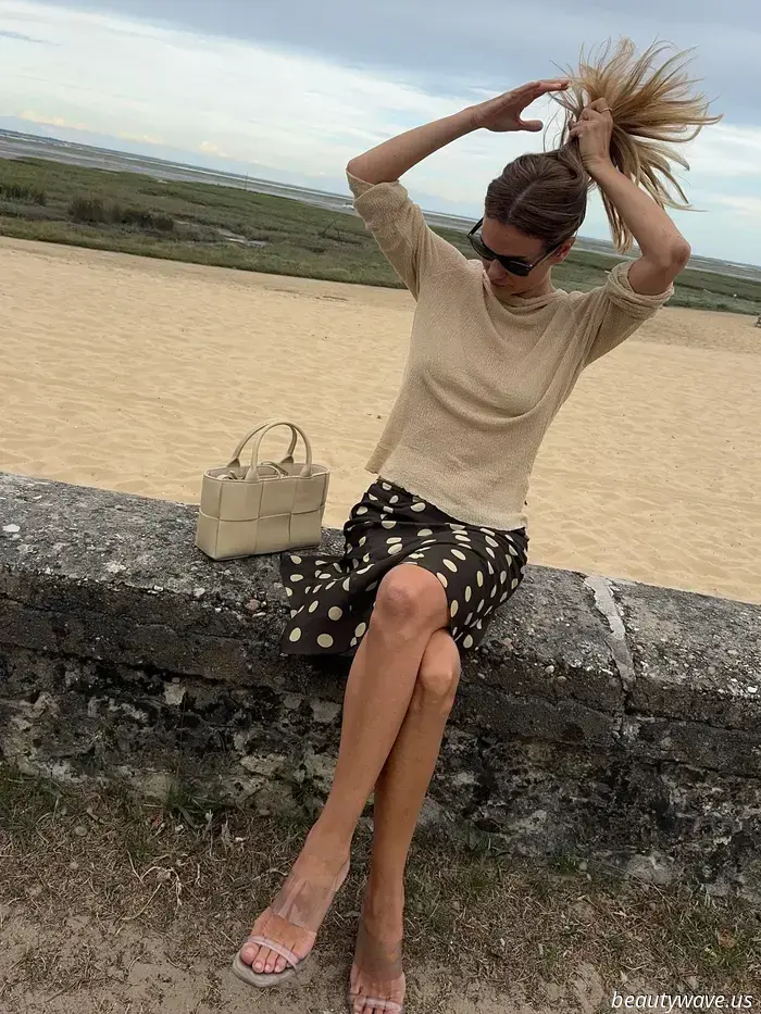 Esta es la nueva falda It entre las chicas francesas modernas de vacaciones y en París