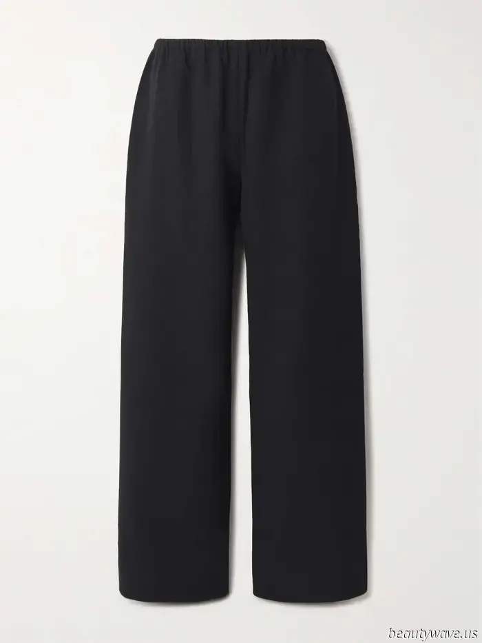 Como por arte de magia, este estilo de pantalón brillante hace que los conjuntos completamente negros luzcan tan elegantes