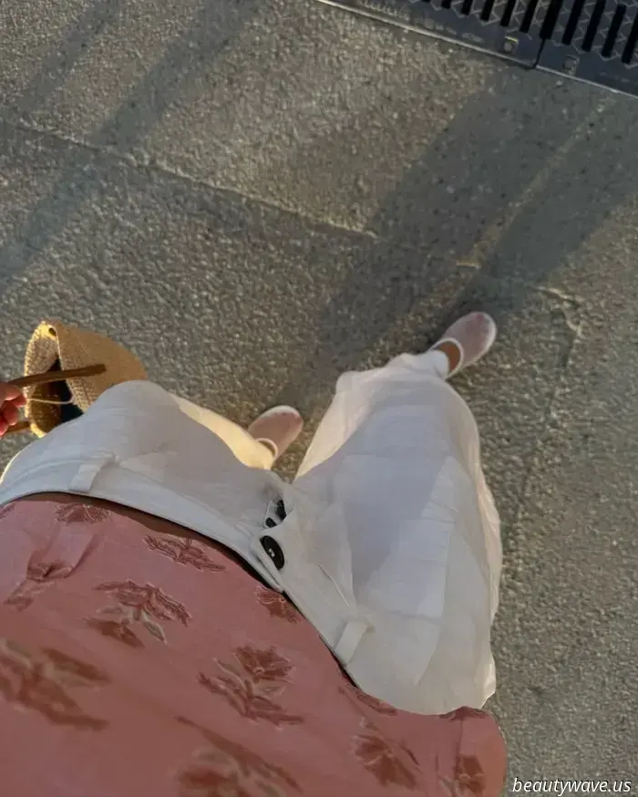 Is it just me, or are all the trendy girls now combining ballet flats with this anti-denim pant trend?