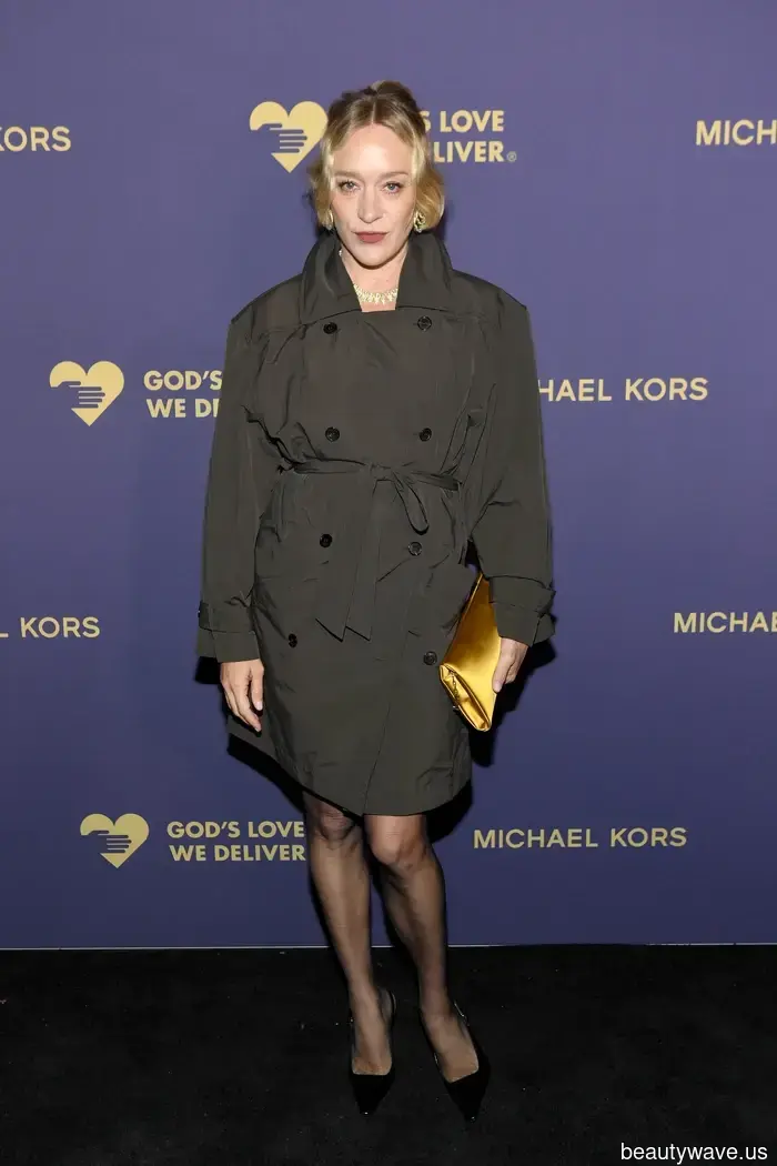 In 2025, the sole "correct" way to wear a trench coat is as follows.