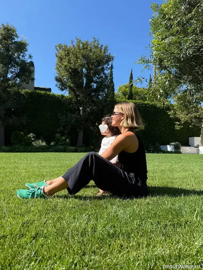 Sofia Richie acaba de elevar sus simples pantalones negros con el color de las zapatillas más de moda del otoño