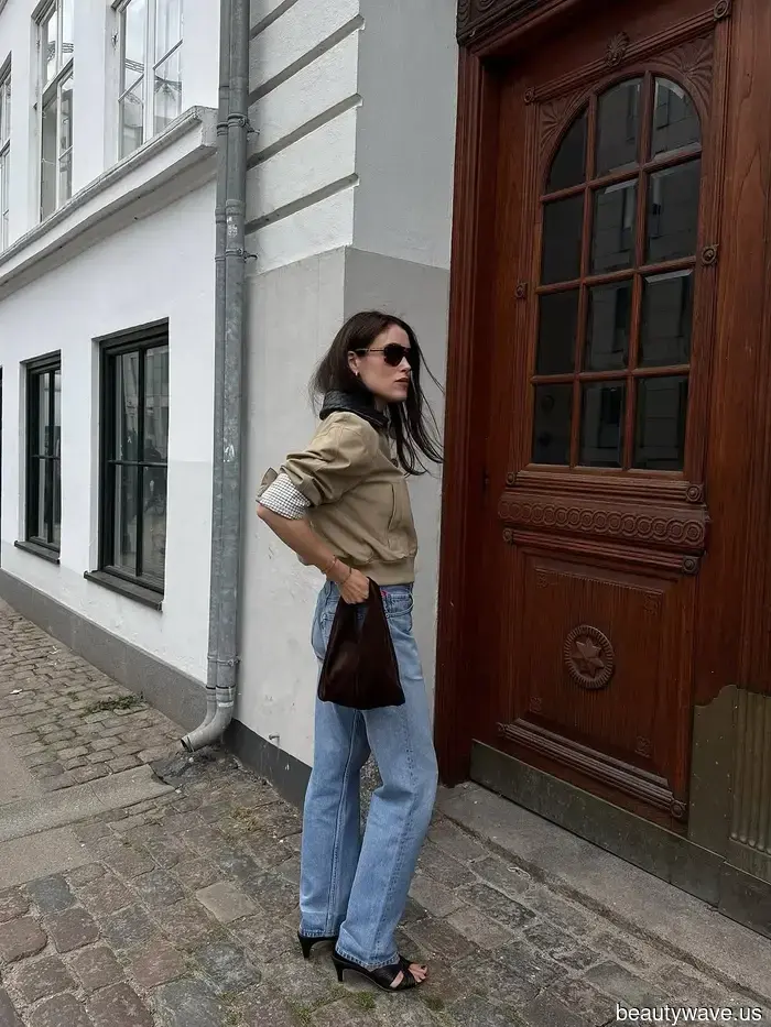 Más Fresco Que Jeans y una Camiseta&mdash;Todos Con Buen Gusto Usarán Estos 15 Conjuntos de Denim Este Otoño