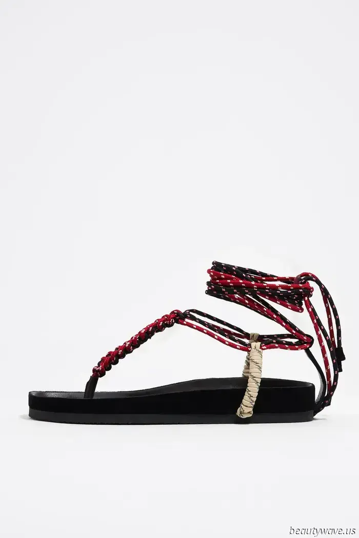 Alexa Chung acaba de descubrir una nueva tendencia en sandalias que hace que las faldas negras "aburridas" se vean muy frescas