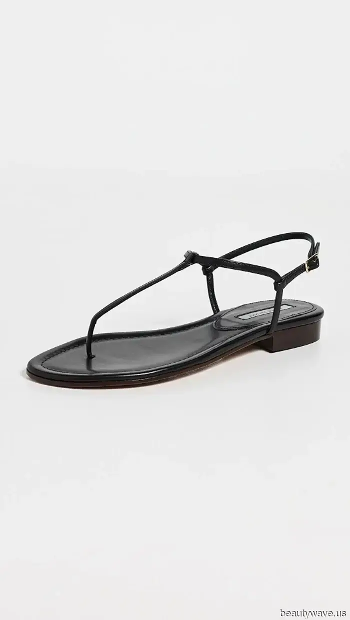 In NYC, every fashionable woman is currently pairing this flat-shoe trend with jeans.