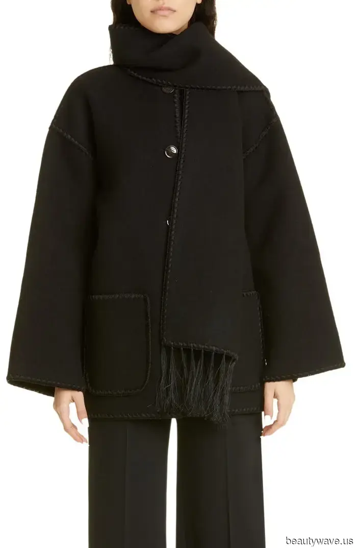 Fashion enthusiasts are unwilling to retire this three-year-old It coat, which has become a favorite among WWW editors.