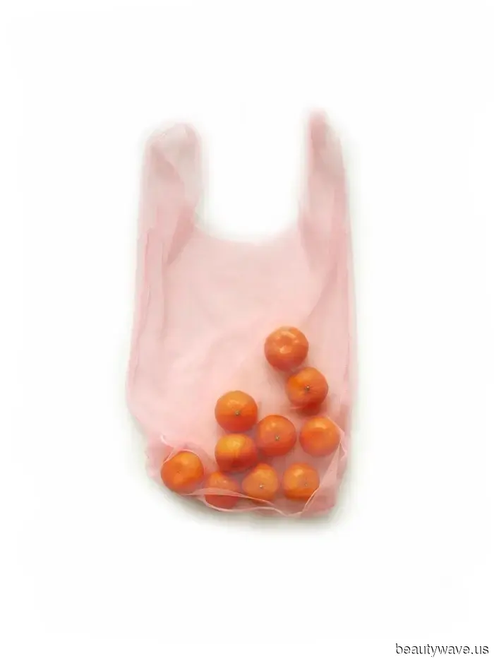 Le borse in rafia sono ancora di moda, ma secondo le persone chic di Londra e NYC, questa tendenza delle borse "datate" è ancora…