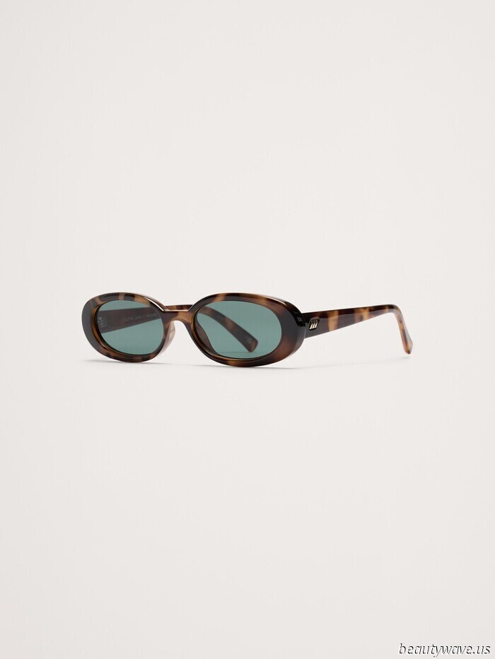 As a Shopping Director residing in Banana Republic, here are the 40 items that I consider to be the most stylish at the moment.