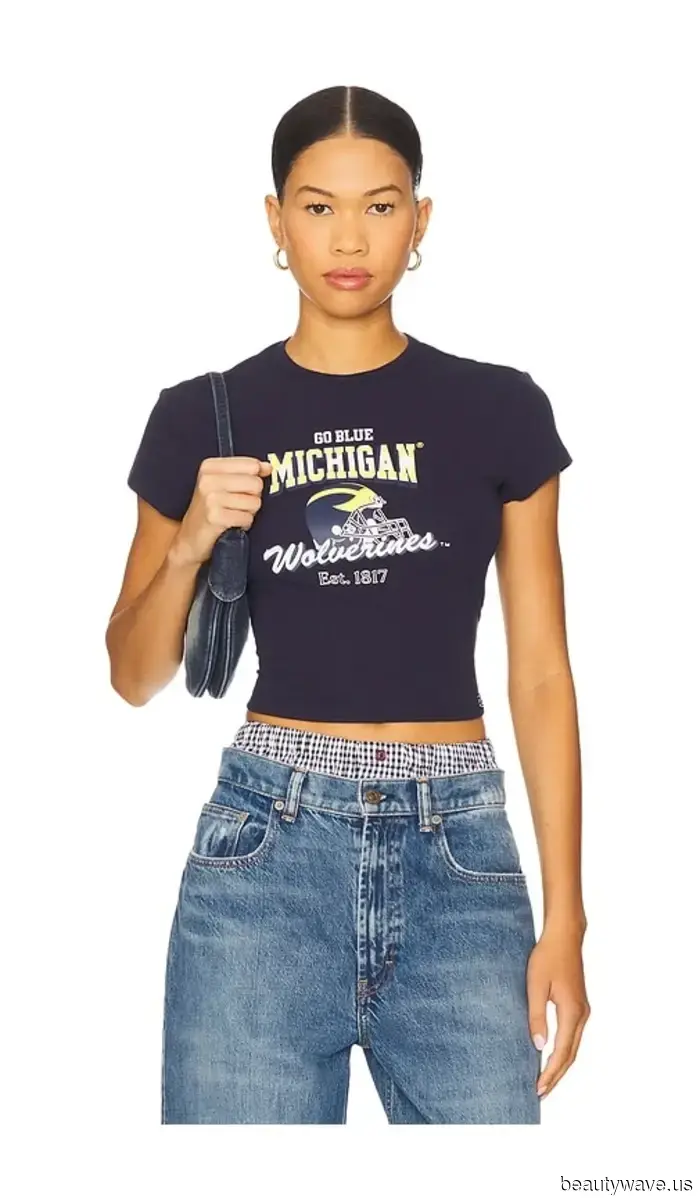 Escucha, ser genial en 2025 requiere solo 2 cosas: jeans holgados y esta extraña tendencia viral de zapatos planos.