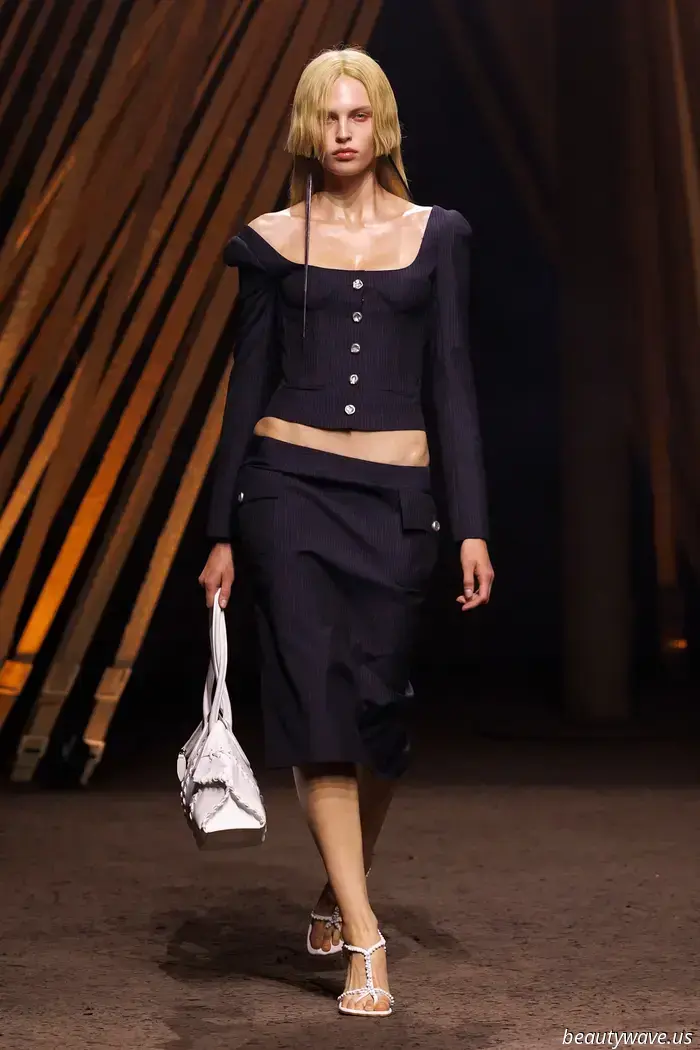 Korsetts, Fransen und jede Menge tiefsitzende Hosen: Alexander McQueen interpretiert die Uniform neu