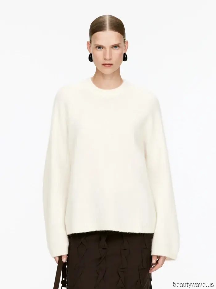 All the trendiest individuals I follow have recently embraced this new autumn denim style.