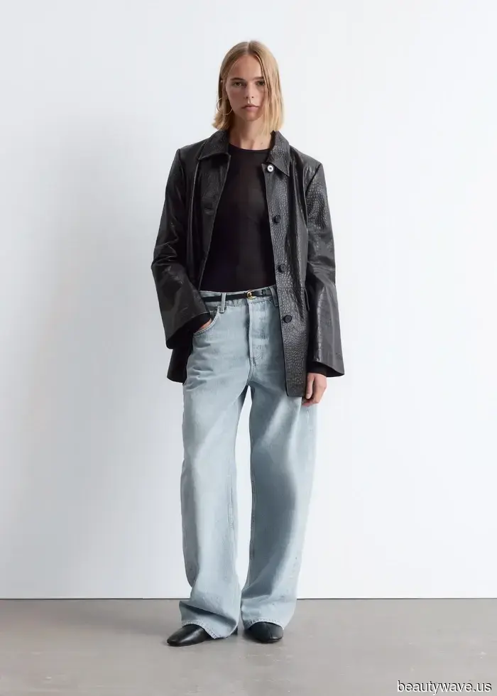 Olivia Dean ha appena volato per 18 ore con il completo di jeans e giacca di pelle che indosserei per una serata a Londra.