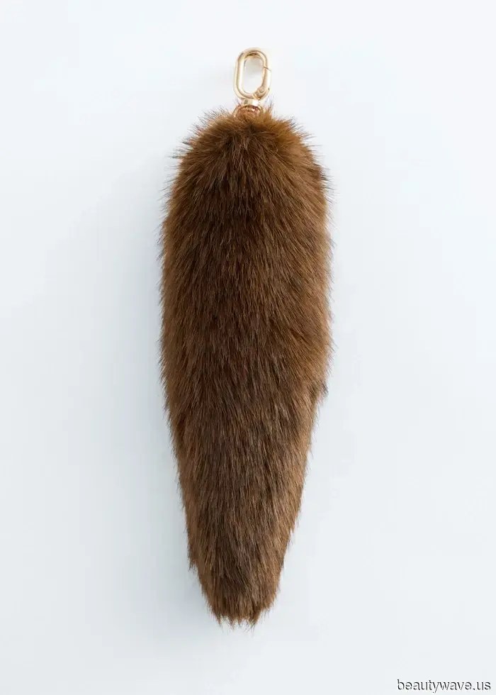 No Pillbox Hats or Capes—this Winter's Accessory Trend for the Stylish: the "Rich" Look