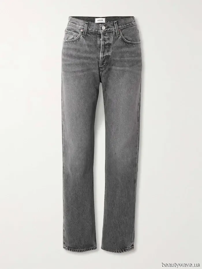 Graue Jeans sind derzeit im Trend&mdash;das sind die 5 schicksten Schuhe, die man dazu tragen kann.