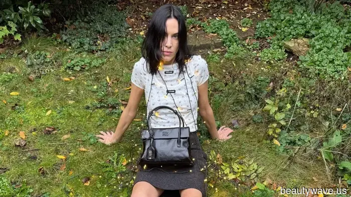 Certo, Alexa Chung è stata la prima a indossare le nuove scarpe flat di Miu Miu.