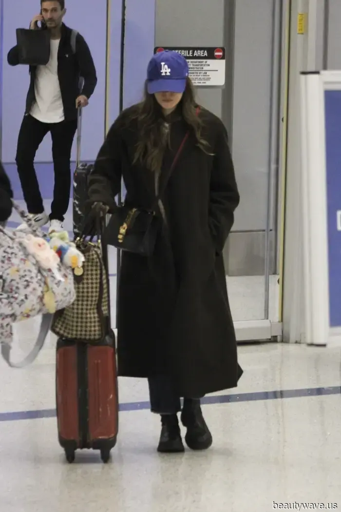 Элизабет Олсен только что прибыла в аэропорт в обувном тренде, который так характерен для Мэри-Кейт и Эшли.