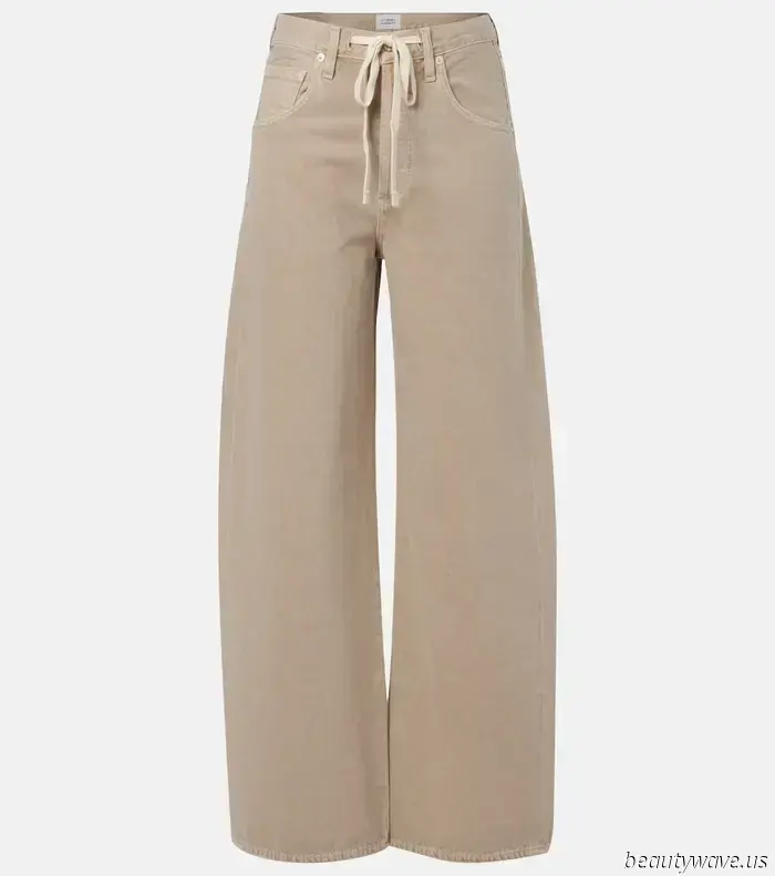 This summer denim trend is completely different from skinny jeans, and I’m noticing it everywhere.
