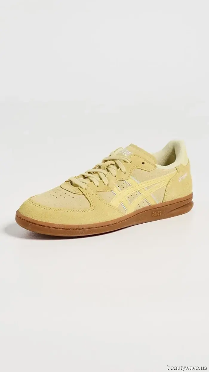 The Hottest Sneaker Color Trend to Pair with Black Pants in 2026 Has Arrived