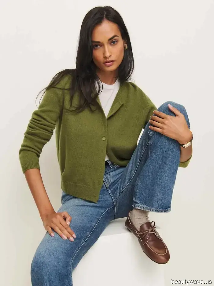 L'ultimo outfit da ragazza francese di Alexa Chung ha appena dimostrato che questa tendenza di scarpe "datata" è tornata.