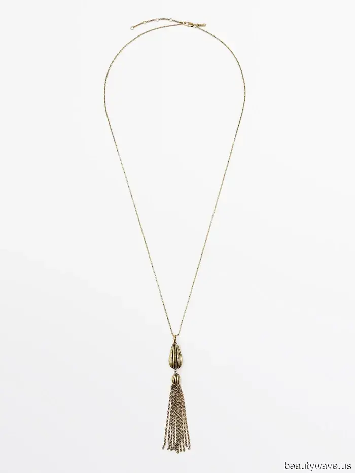 Here are all the Winter 2025 trends that Taylor and Gigi showcased in their stylish black coats in New York City.