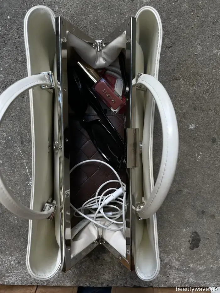 Безвременный, универсальный и до 400 долларов: сумка 3 в 1, которая становится вирусной среди модных редакторов