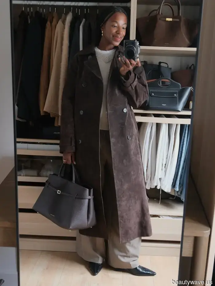 Ovunque guardo, i londinesi alla moda indossano questo cappotto lucido