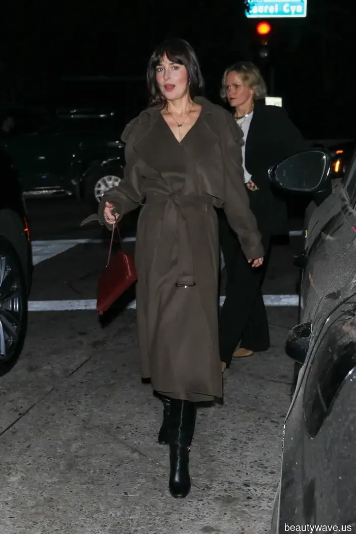 No Buttons, Not Double-Breasted—This Is the Timeless Coat Trend Kendall, Dakota, and Anya Are Embracing Instead.