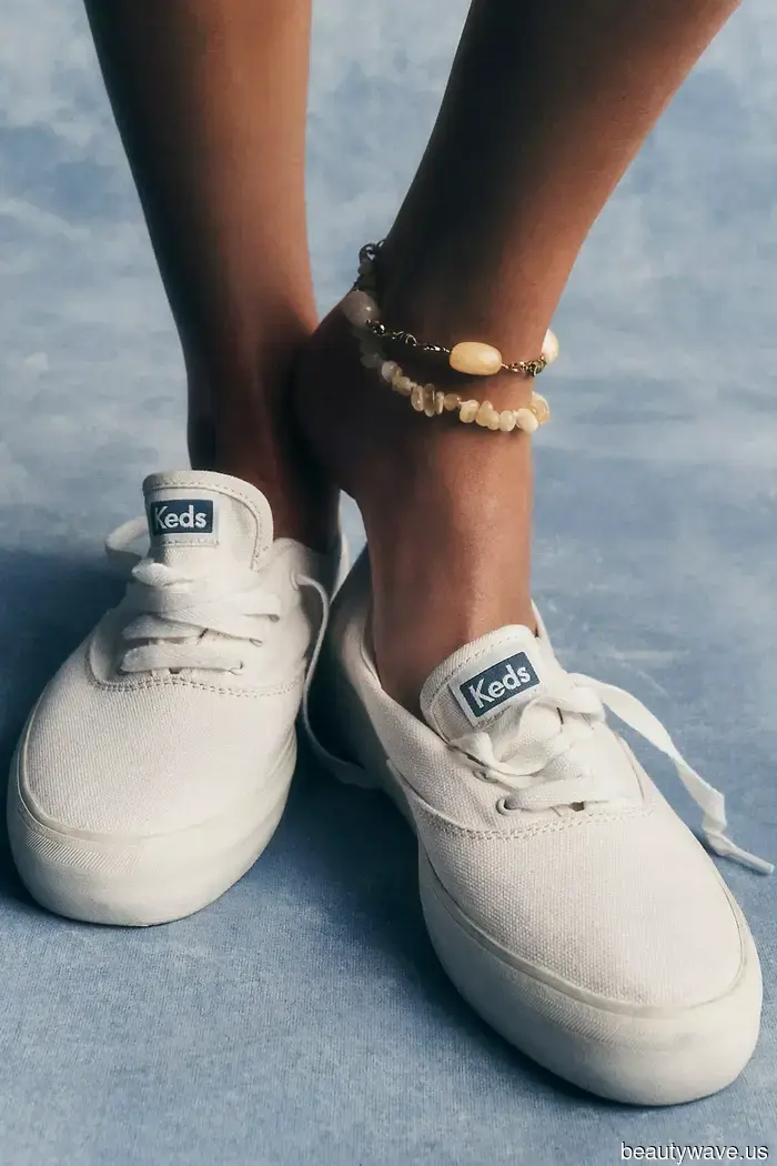 Ich habe das Äquivalent zu den schicken weißen Sneakers gefunden, die Jennifer Aniston in den 90er Jahren mit Leggings trug.