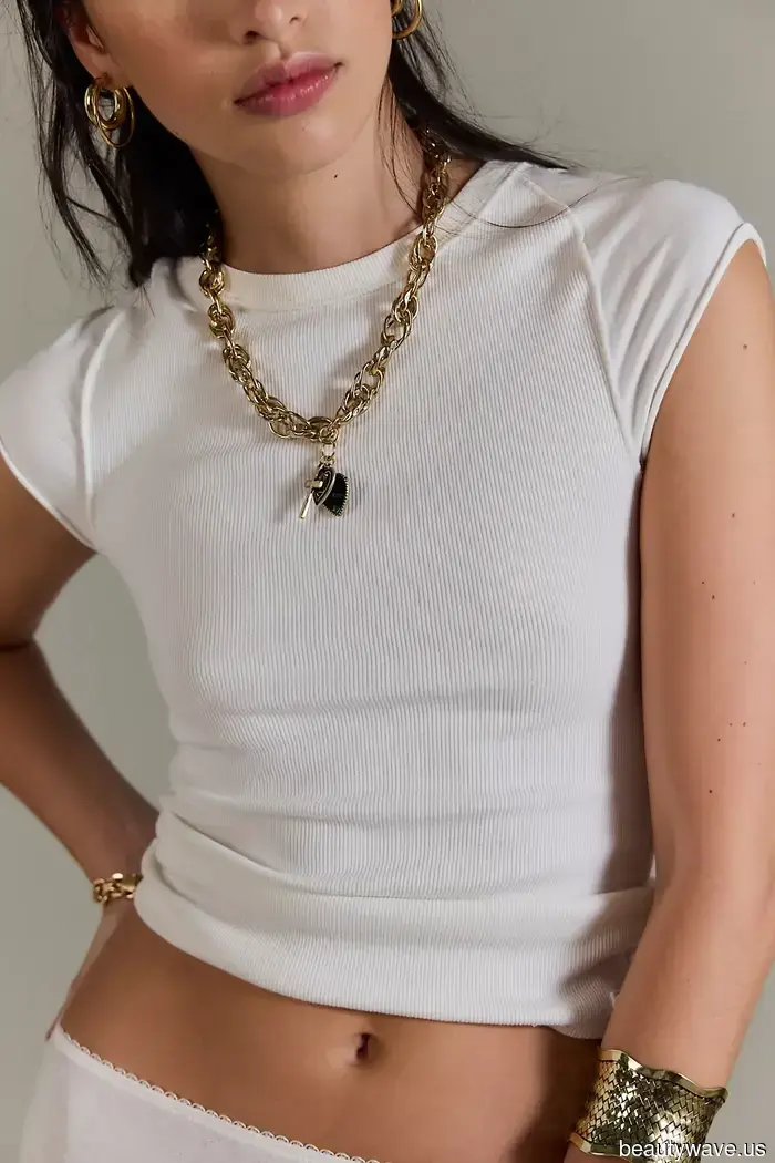 Da Base a Designer: Questa Tendenza dell'Outfit Renderà I Tuoi T-Shirt Subito Simili a Quelli di The Row