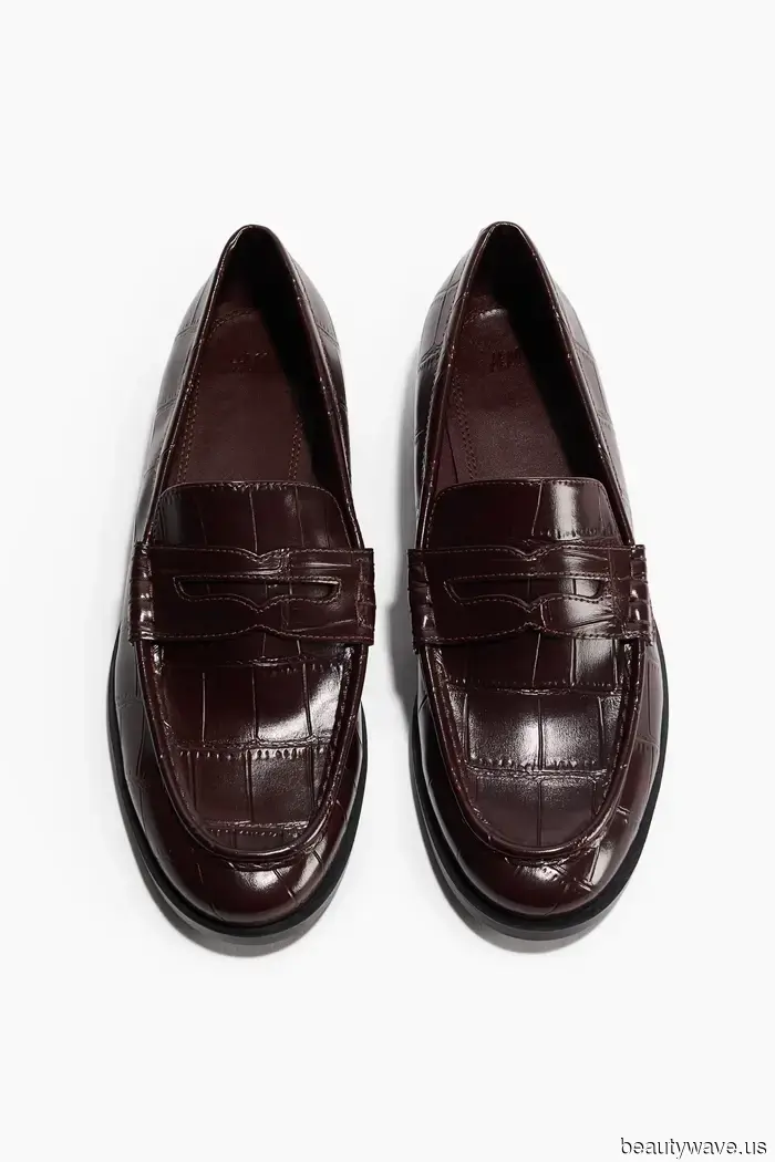 Indeed, loafers pair nicely with trousers, but Parisians understand that they look even more stylish with jeans—these outfits illustrate that perfectly.