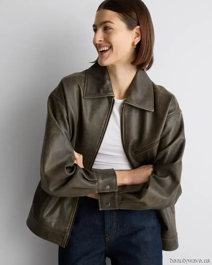 Irina Shayk and I share the same opinion: leggings look most stylish when paired with this particular boot style and color.