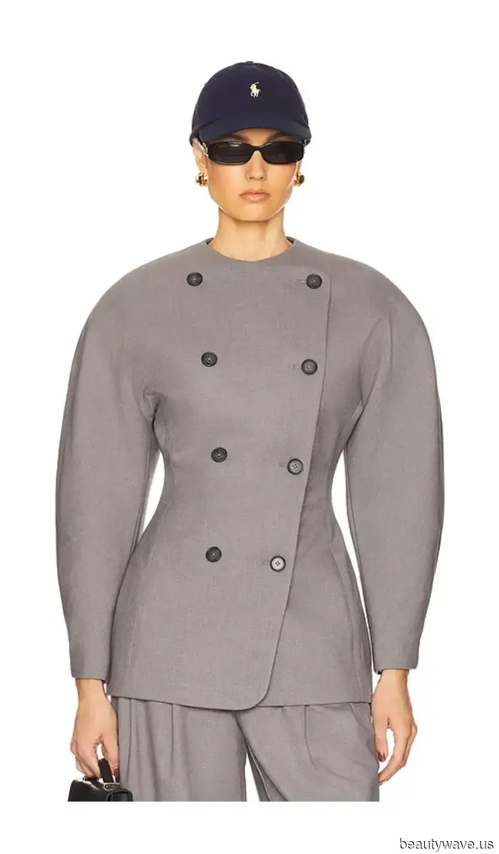 Моя подруга хочет выглядеть более парижанкой&mdash;я предложила ей надеть эти 4 вещи