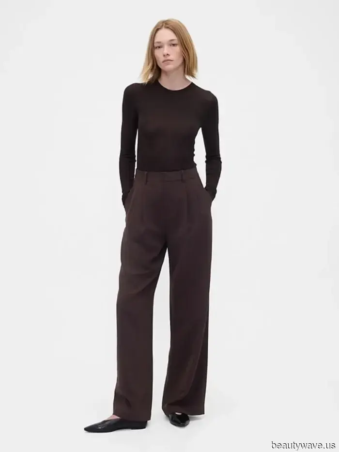 Estoy rompiendo con los pantalones negros y pasando el otoño en esta rica tendencia de color de pantalones en su lugar.