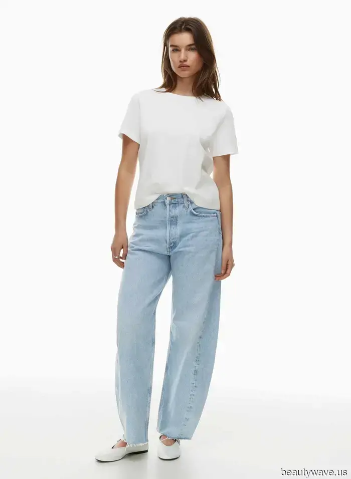 Aritzia is hosting a discreet sale, featuring jeans from the popular denim brand that cool girls adore.