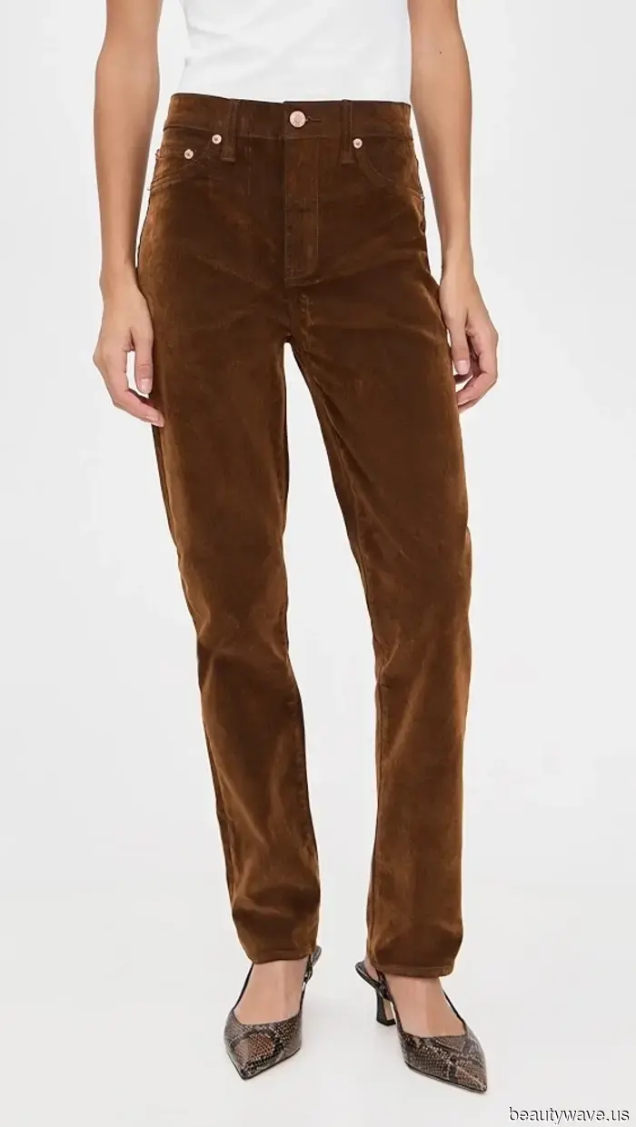 Estoy rompiendo con los pantalones negros y pasando el otoño en esta rica tendencia de color de pantalones en su lugar.