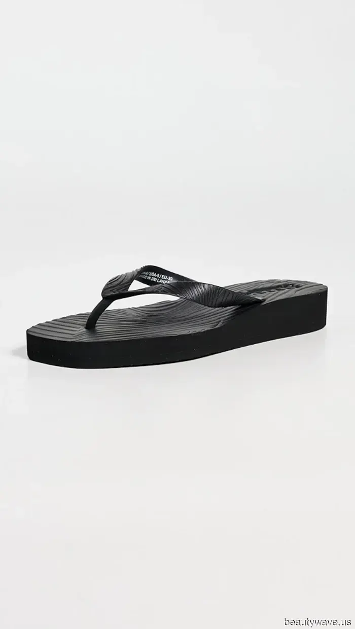 A New York, ogni donna alla moda sta indossando questa tendenza delle scarpe basse con i jeans in questo momento.